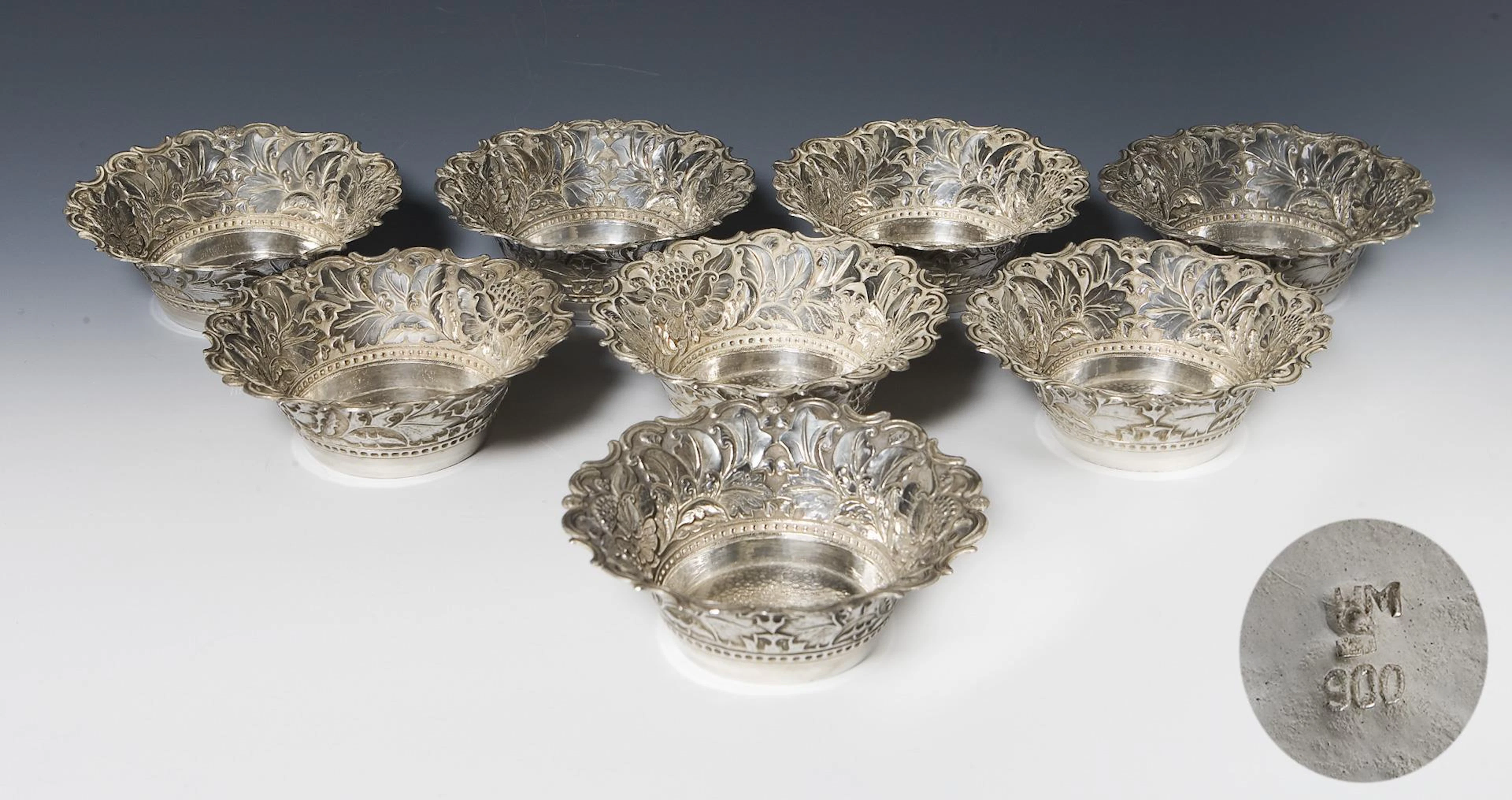 Set of 8 pastry bowls.