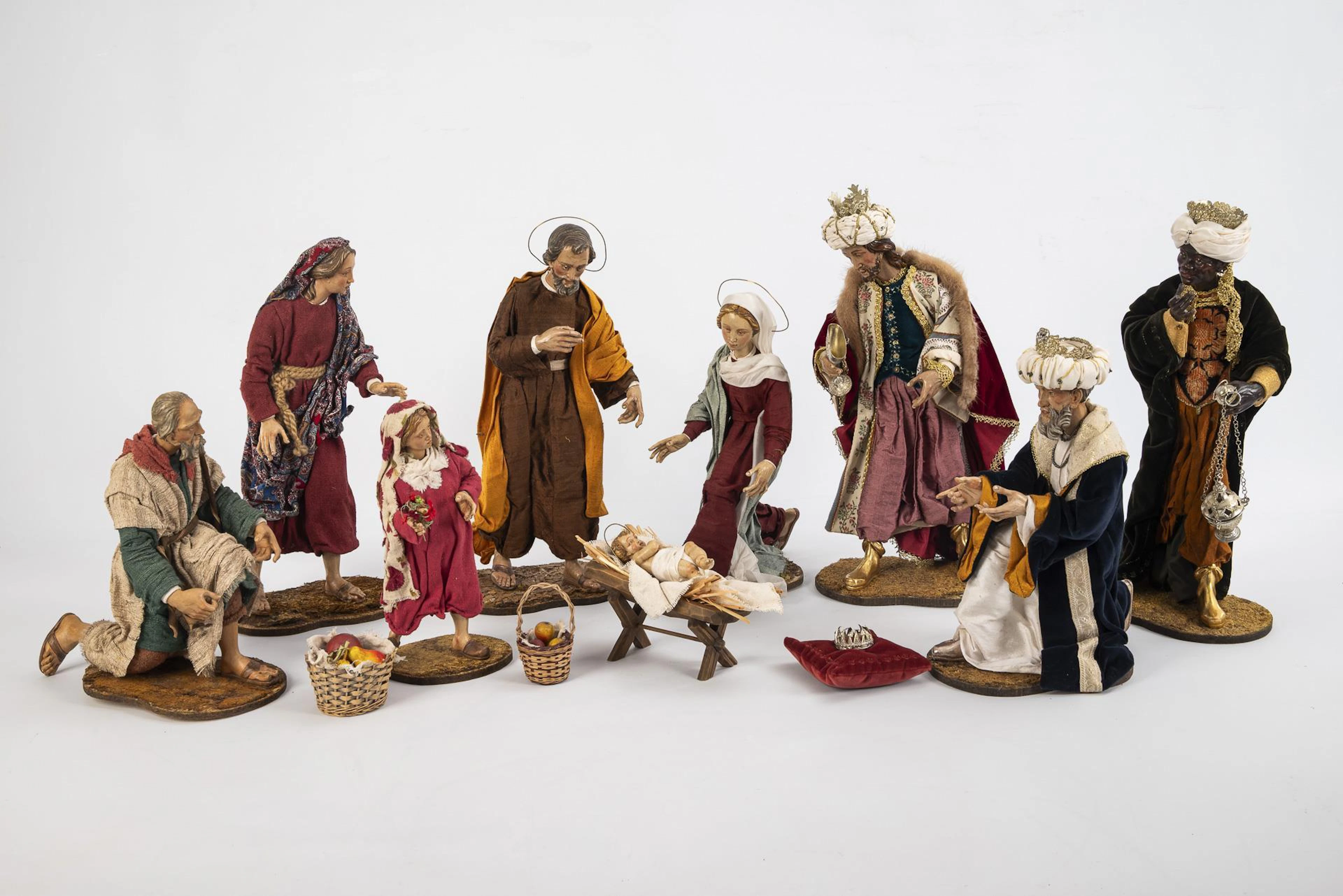 Christmas crib with 9 figures. Wood carving Klucker, Oberammergau.