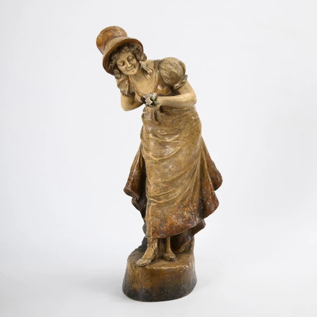 Large female figure with violets. Vienna-based manufacturer Friedrich