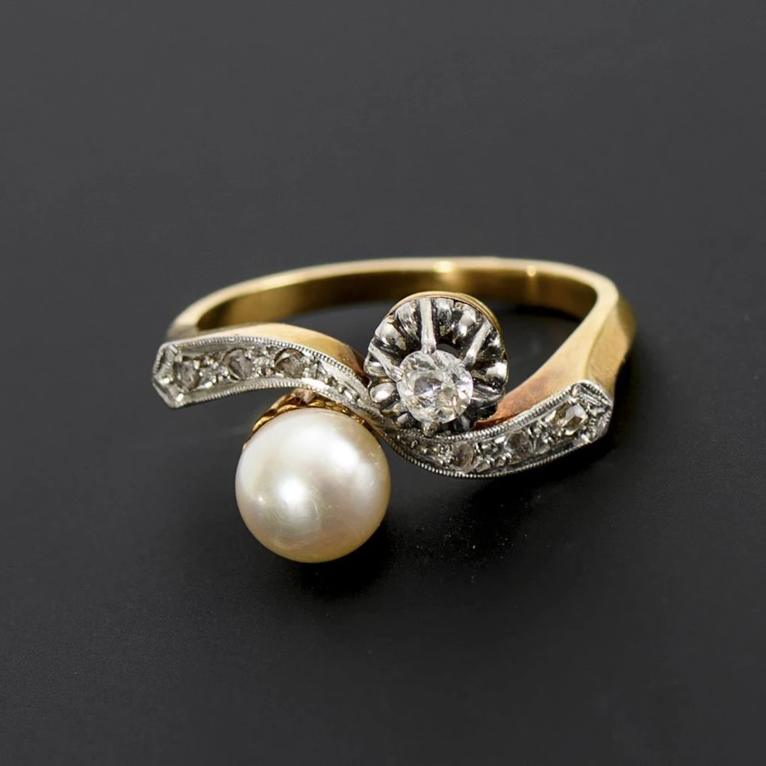 Toi-et-Moi ring with a pearl and an old-cut diamond.