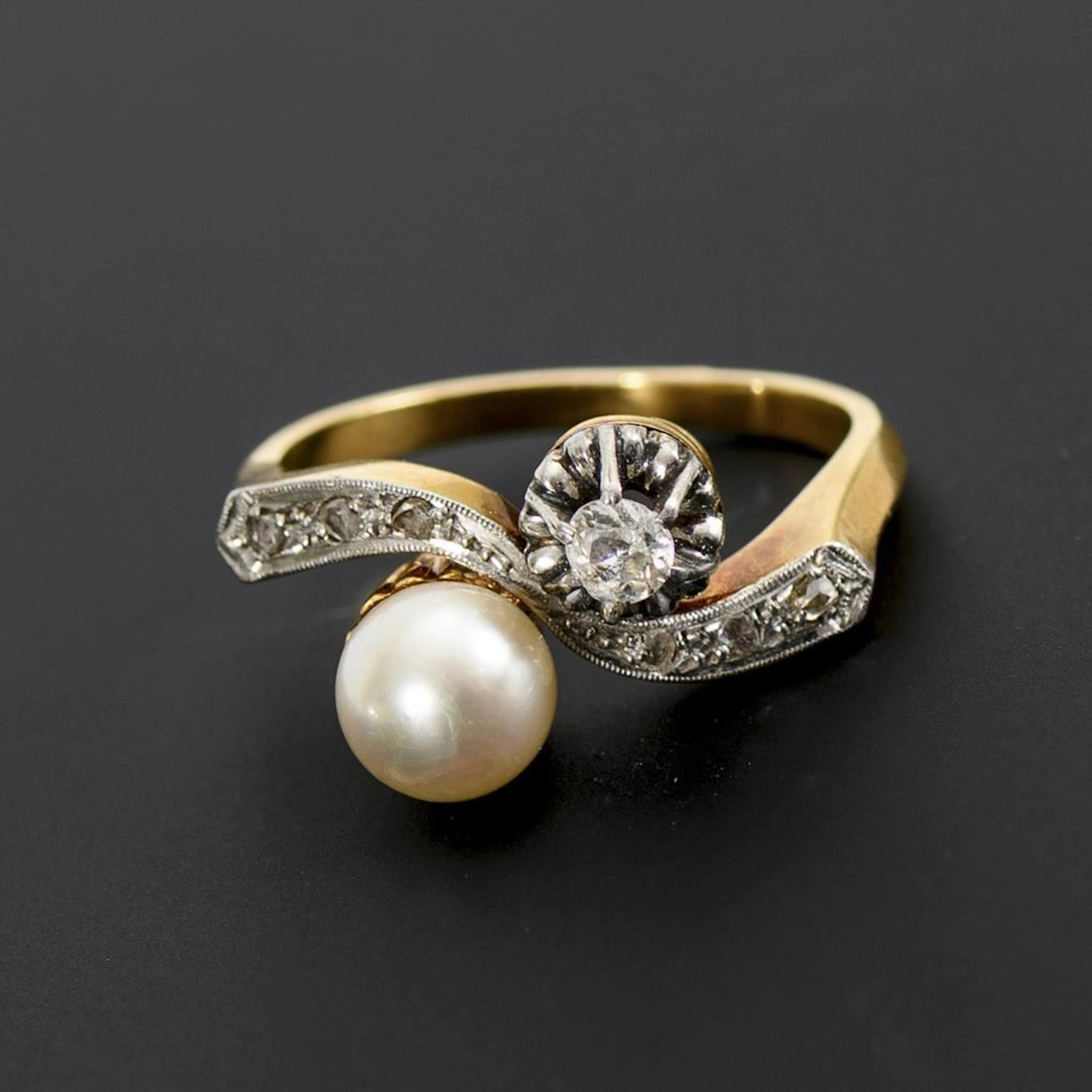Toi-et-Moi ring with a pearl and an old-cut diamond.