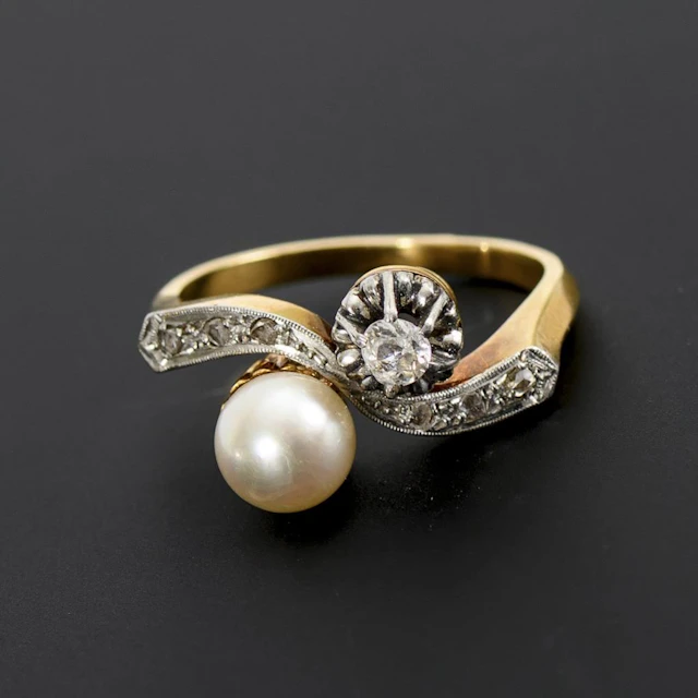 Toi-et-Moi ring with a pearl and an old-cut diamond.