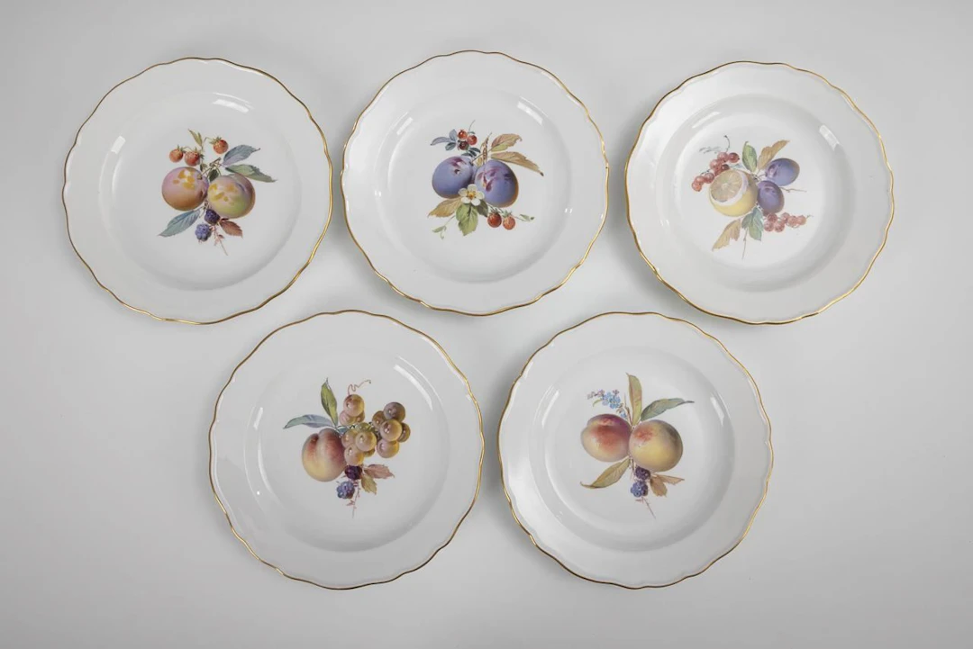 5 plates with fruit motifs. Meissen.
