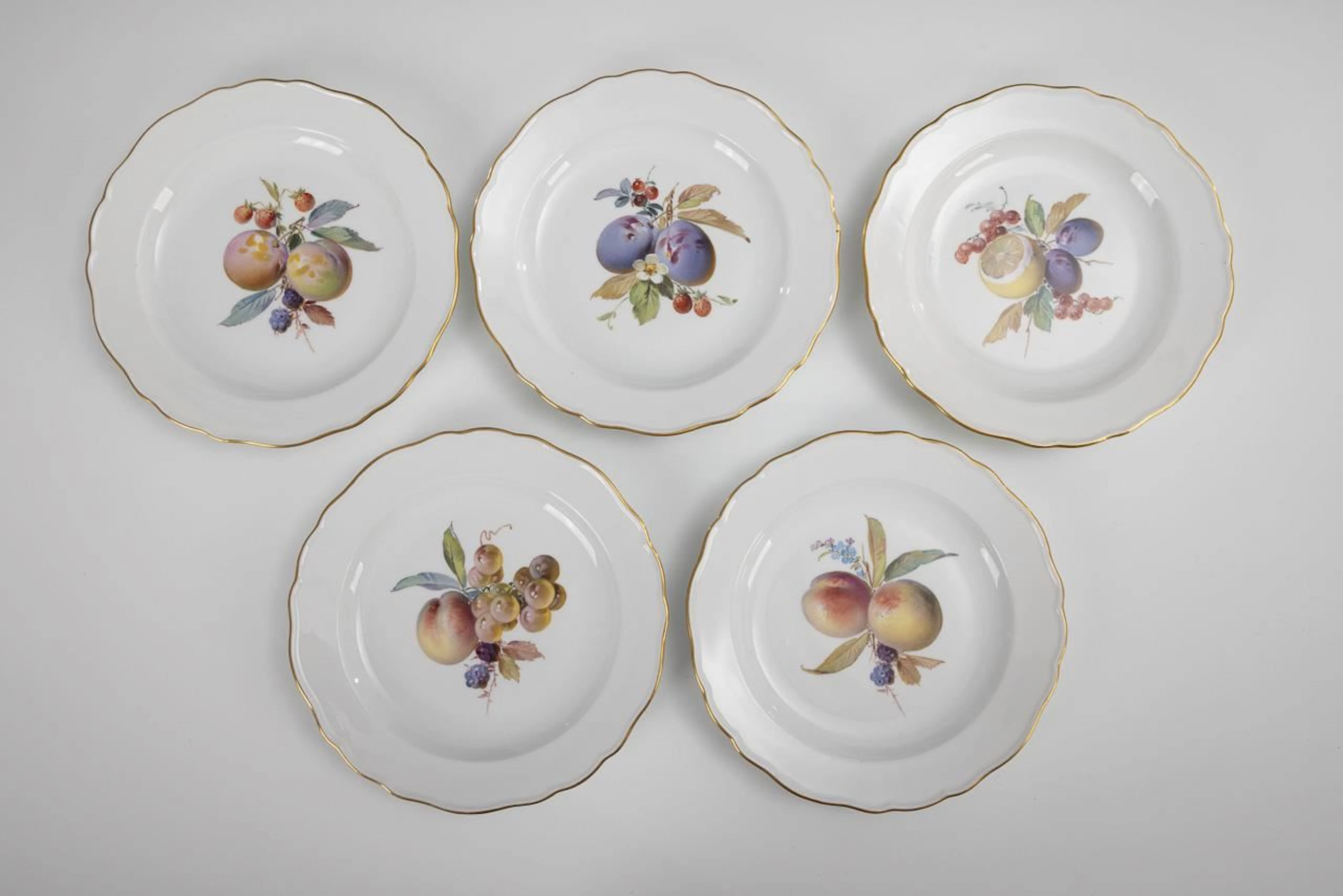 5 plates with fruit motifs. Meissen.