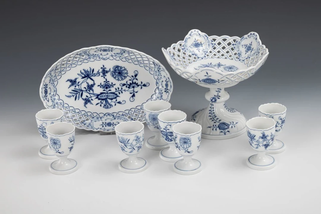 Onion-pattern table centerpiece, bowl, and 8 egg cups. Meissen.