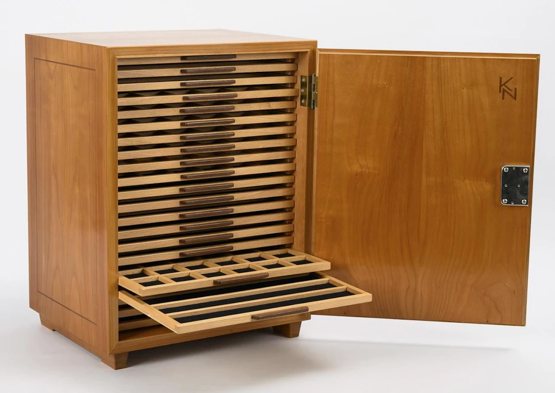 High-quality display cabinet.