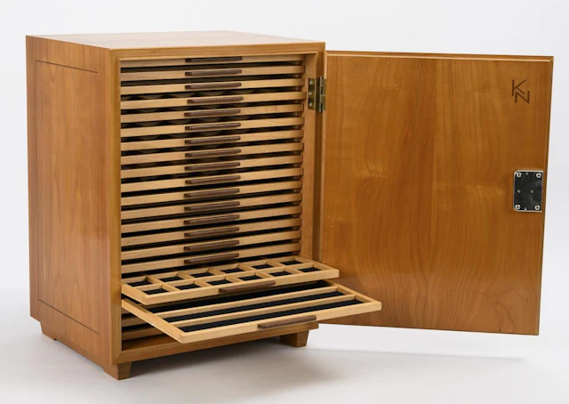 High-quality display cabinet.