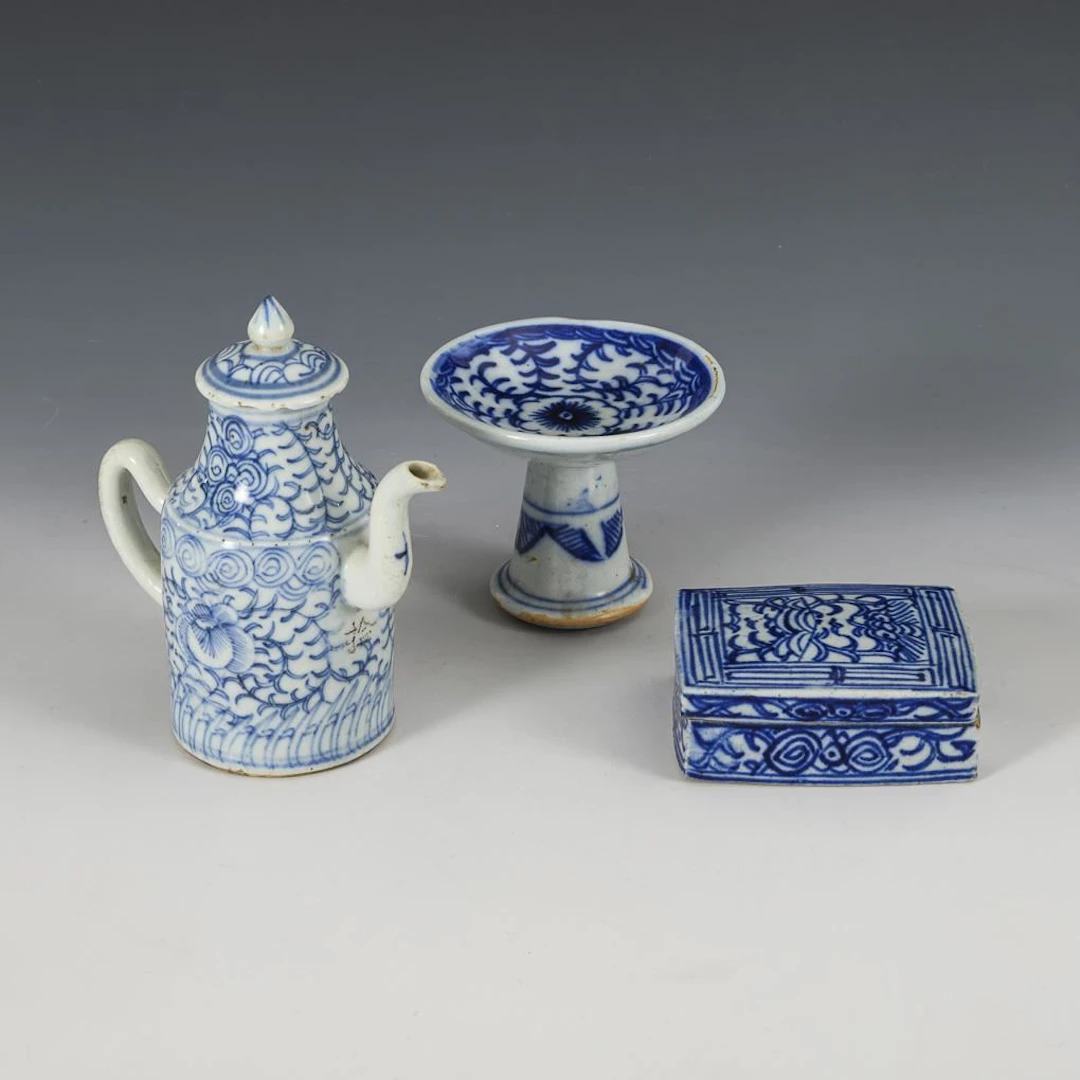 3 pieces with blue-and-white decoration.