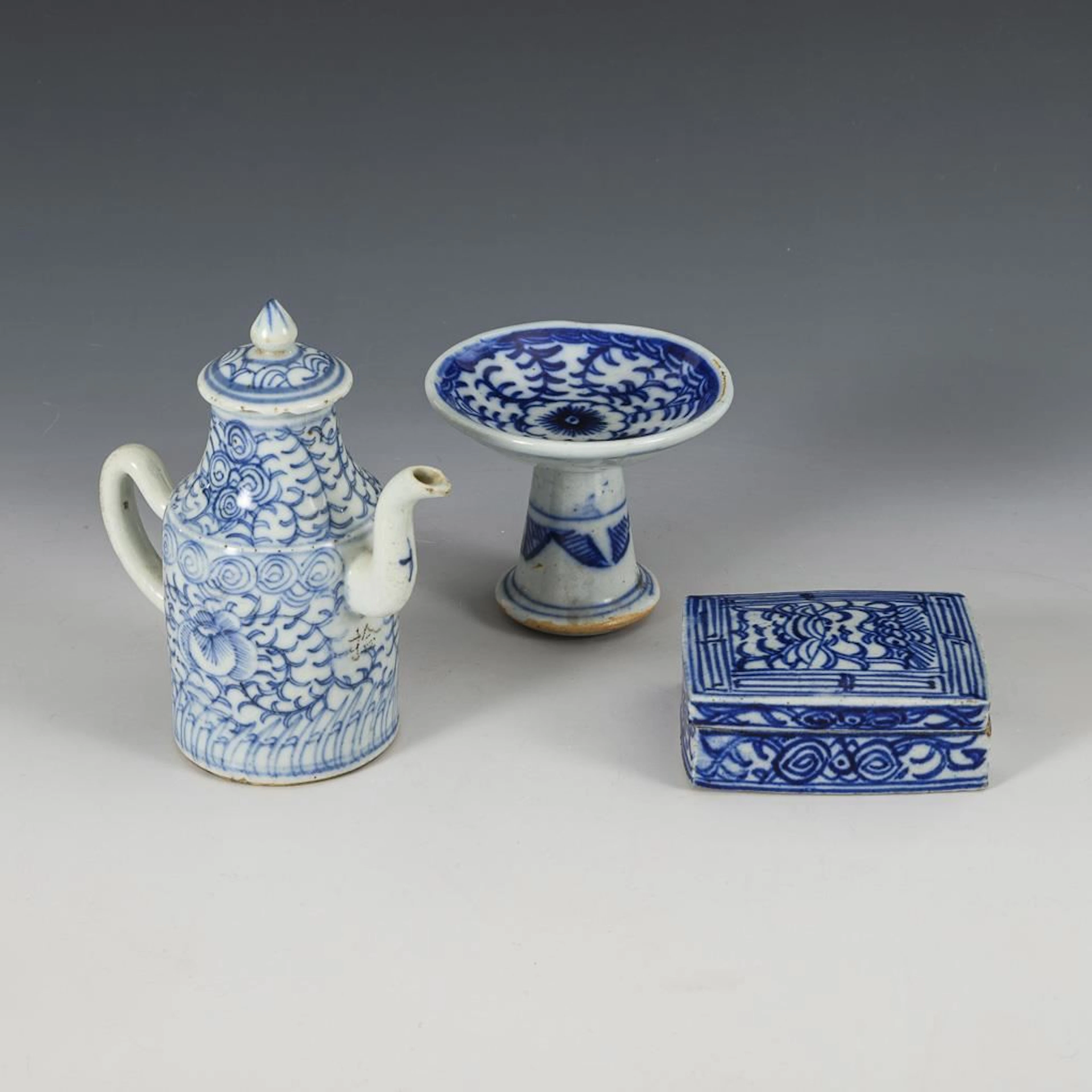 3 pieces with blue-and-white decoration.