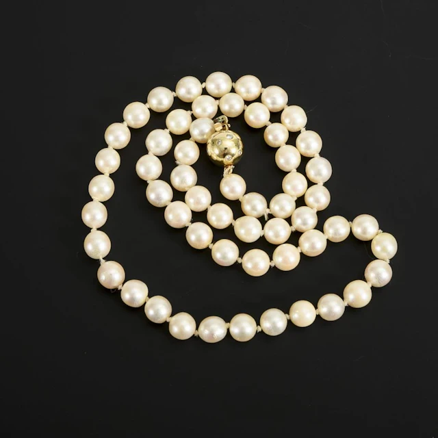 Pearl necklace with a decorative clasp set with diamonds.