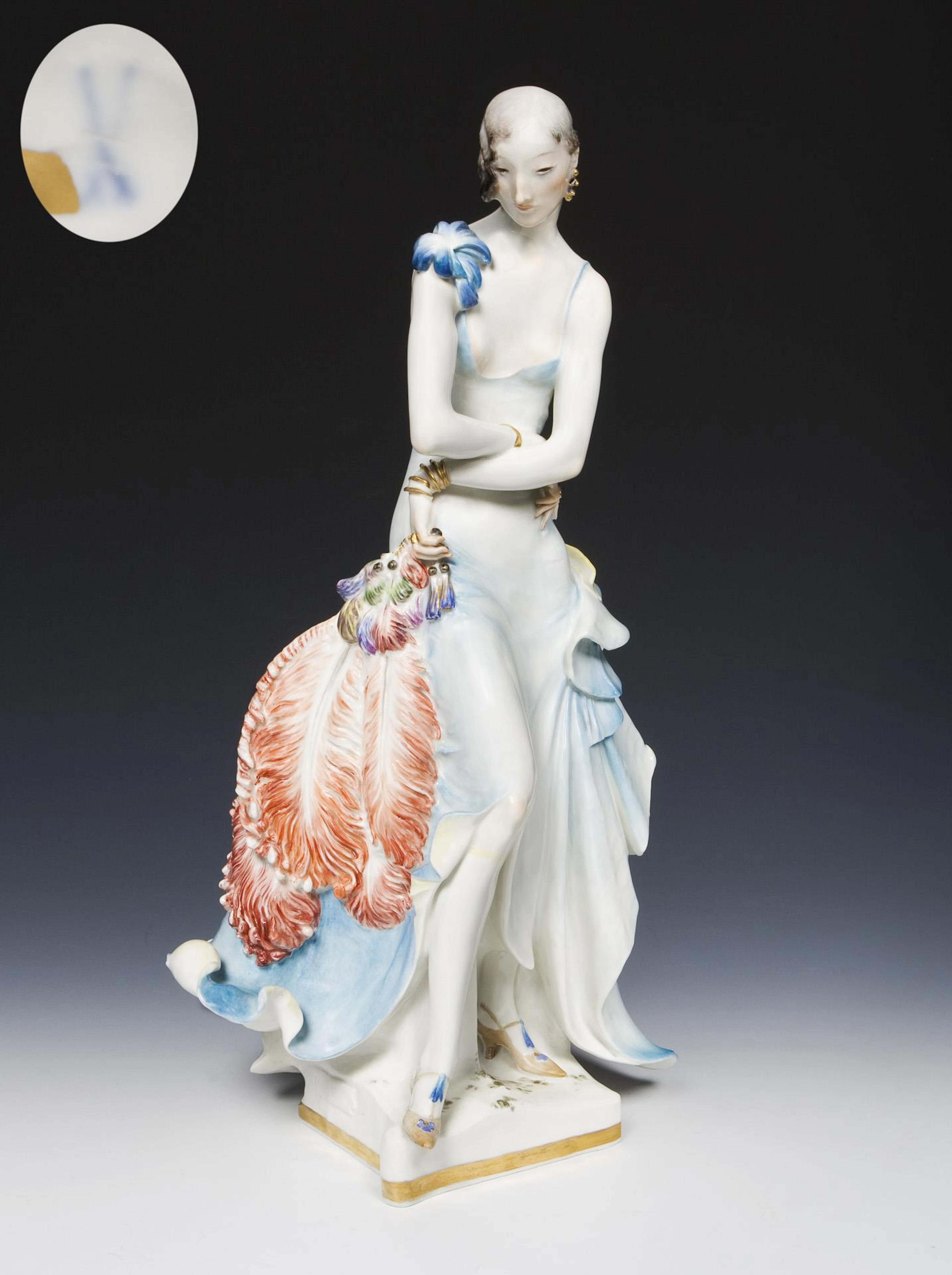 Large Art Deco figurine: Lady with fan. Meissen.