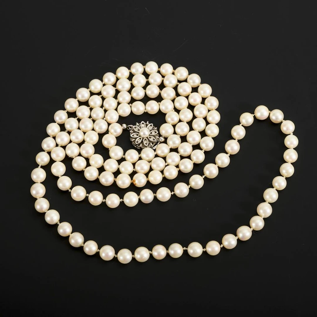 Very long pearl necklace.