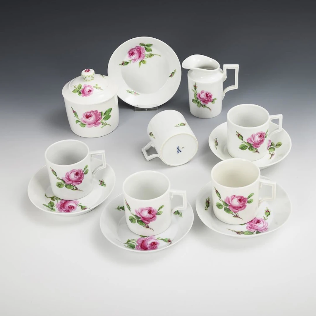 12 pieces from the "Red Rose" coffee service. Meissen.