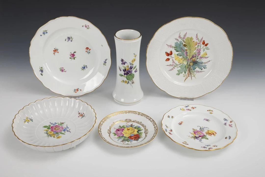 6 pieces of porcelain with floral designs. Meissen.
