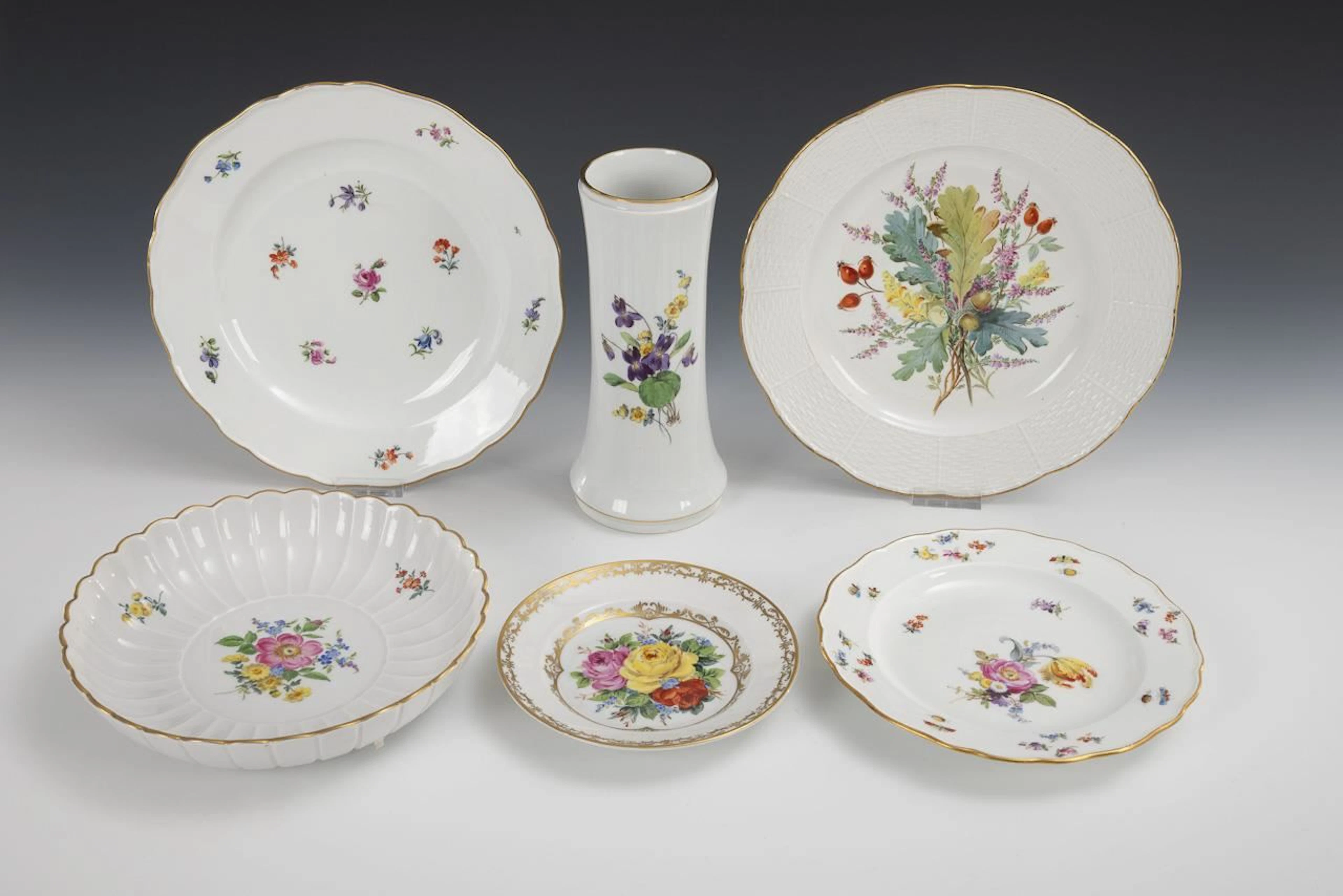 6 pieces of porcelain with floral designs. Meissen.