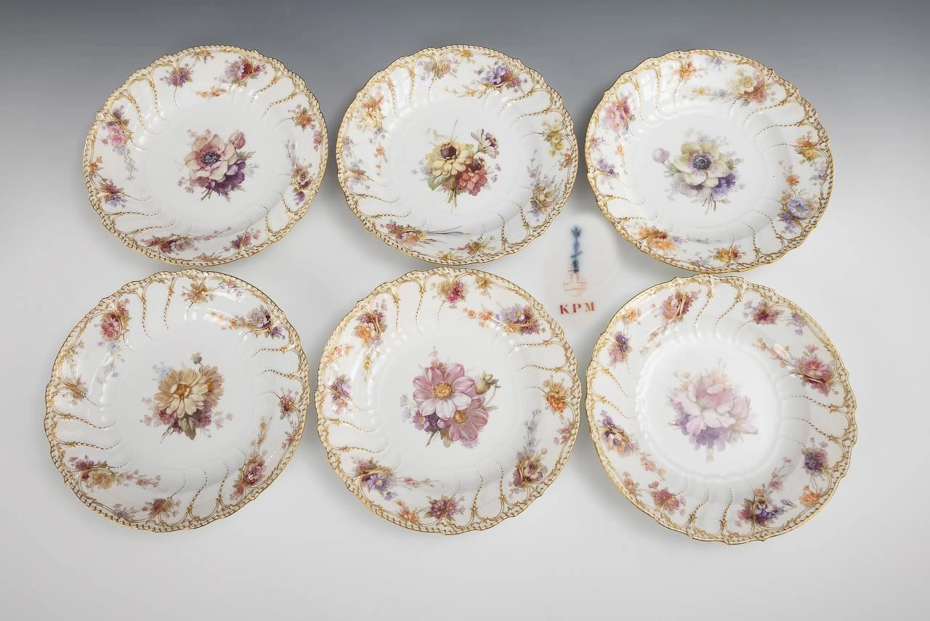 6 dinner plates with soft-painting. KPM Berlin.