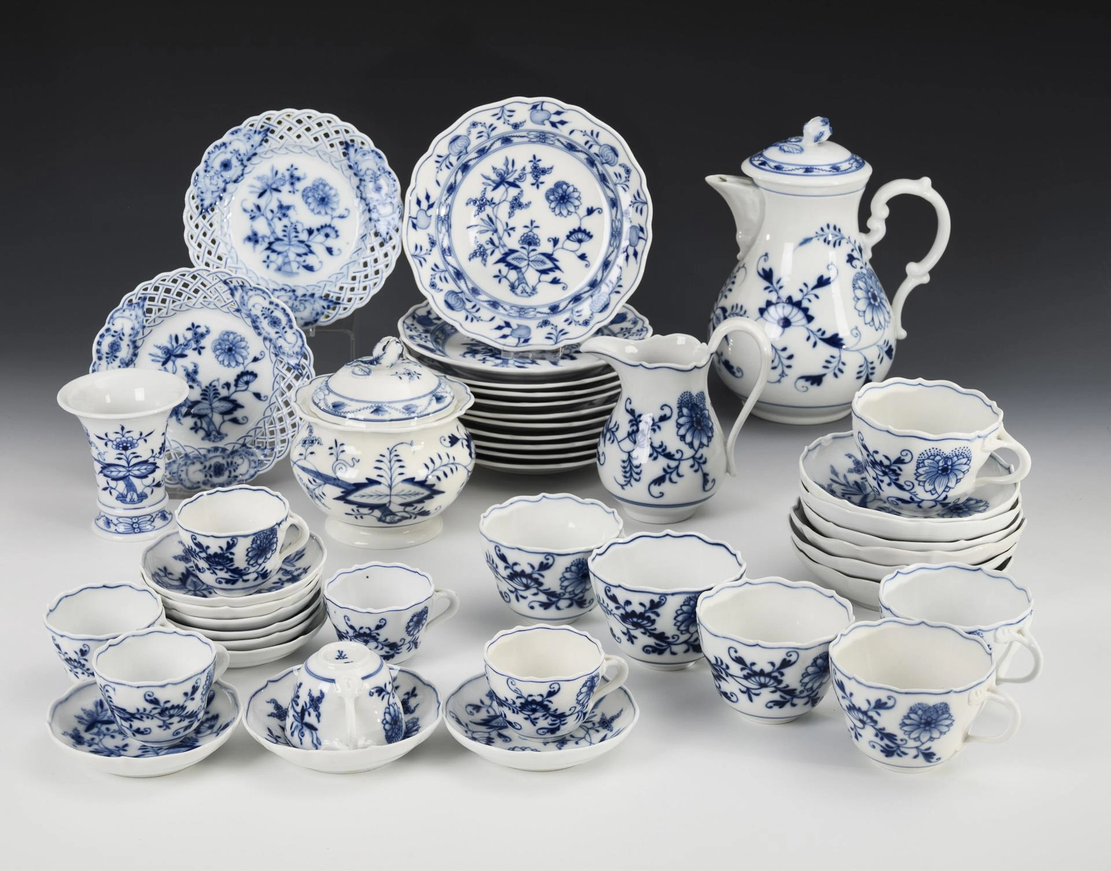 44 pieces of an onion pattern coffee and mocha service. Meissen.