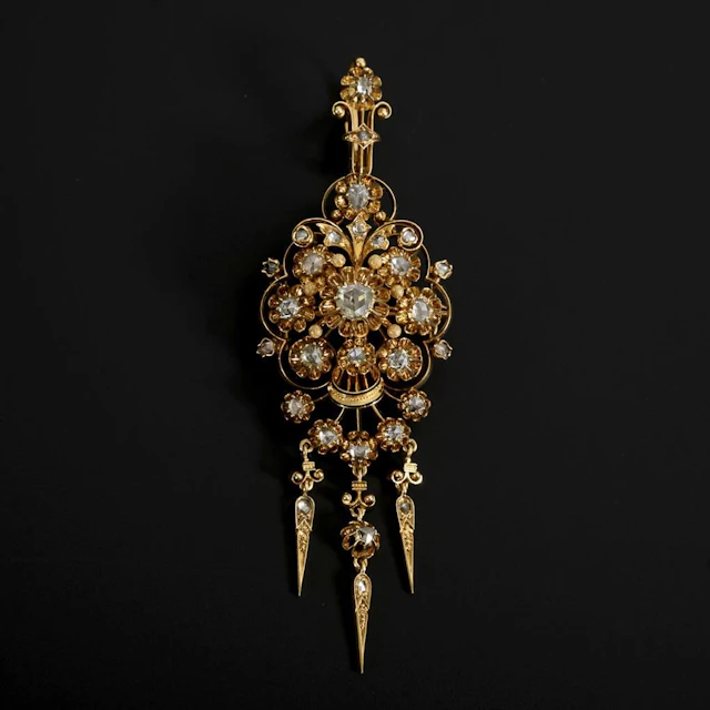 Historic pendant brooch with diamond roses.