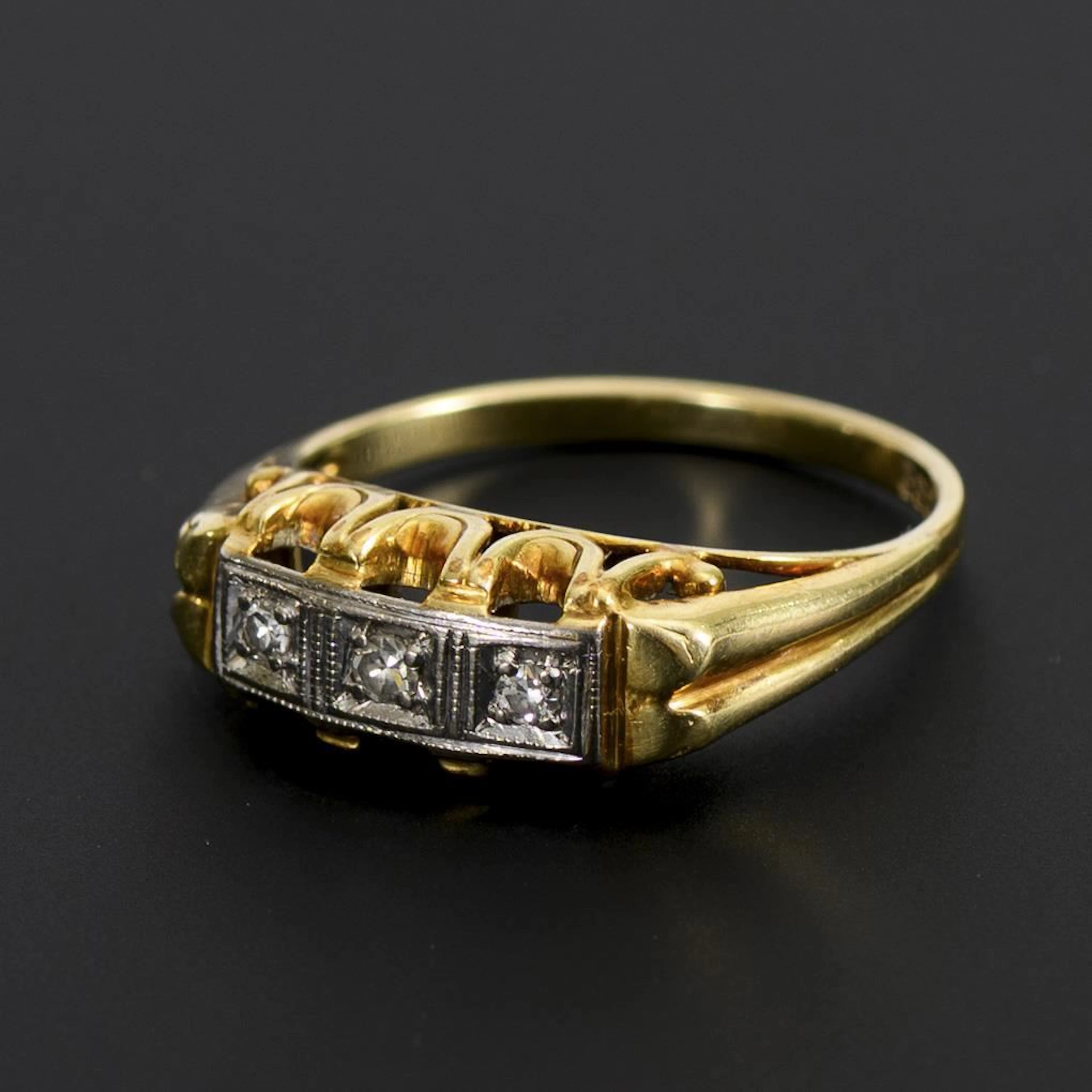 Art Deco ring with 3 diamonds.