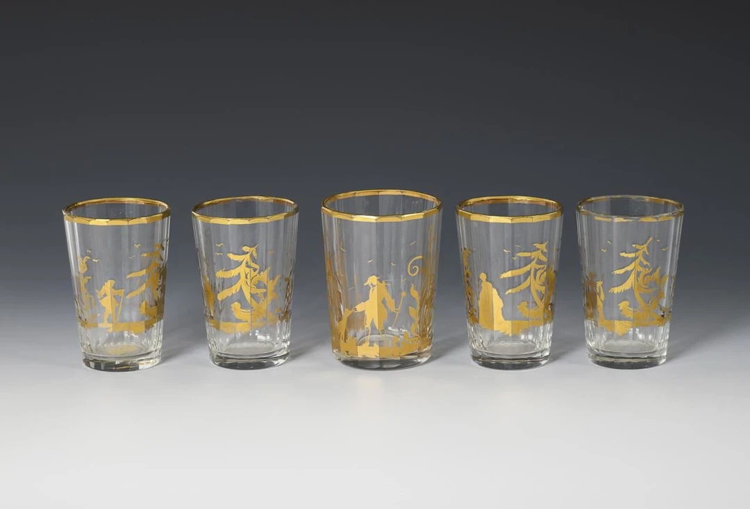 1 + 4 goblets with gold decoration.