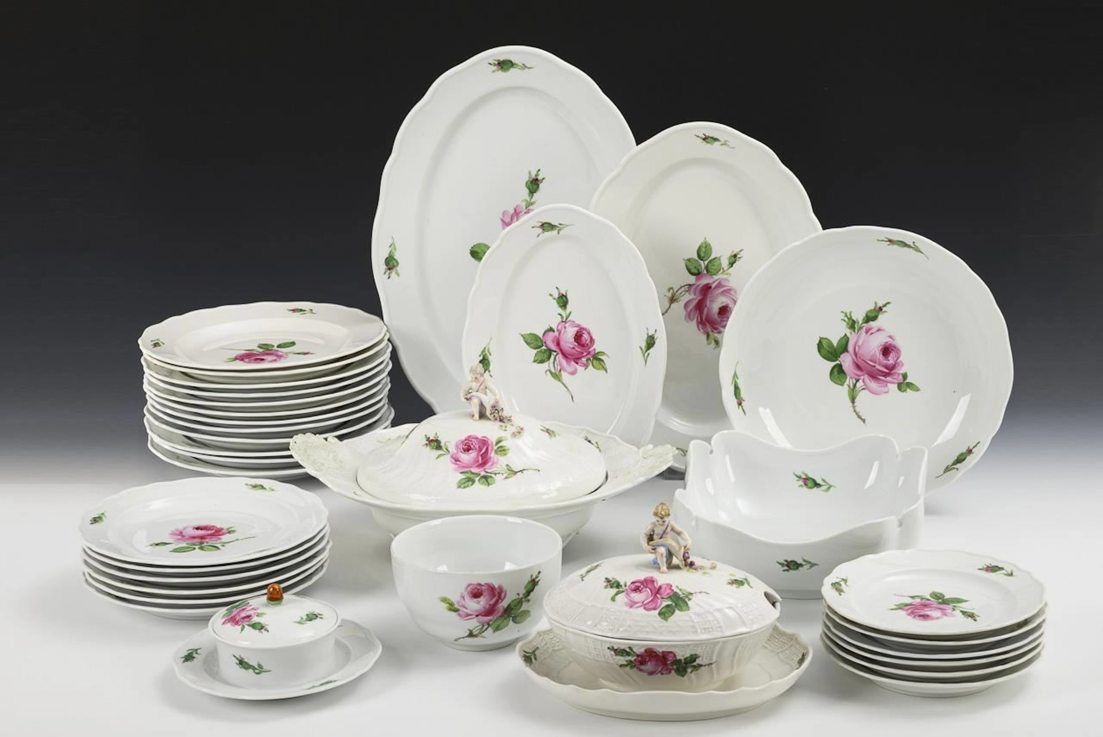 31 + 2 pieces from the "Rote Rose" dinner service. Meissen.