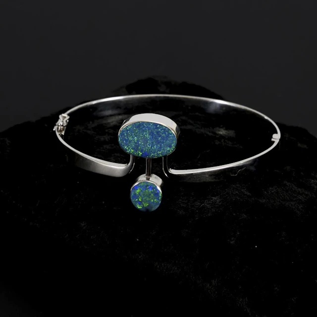 Bangle with opal doublets.