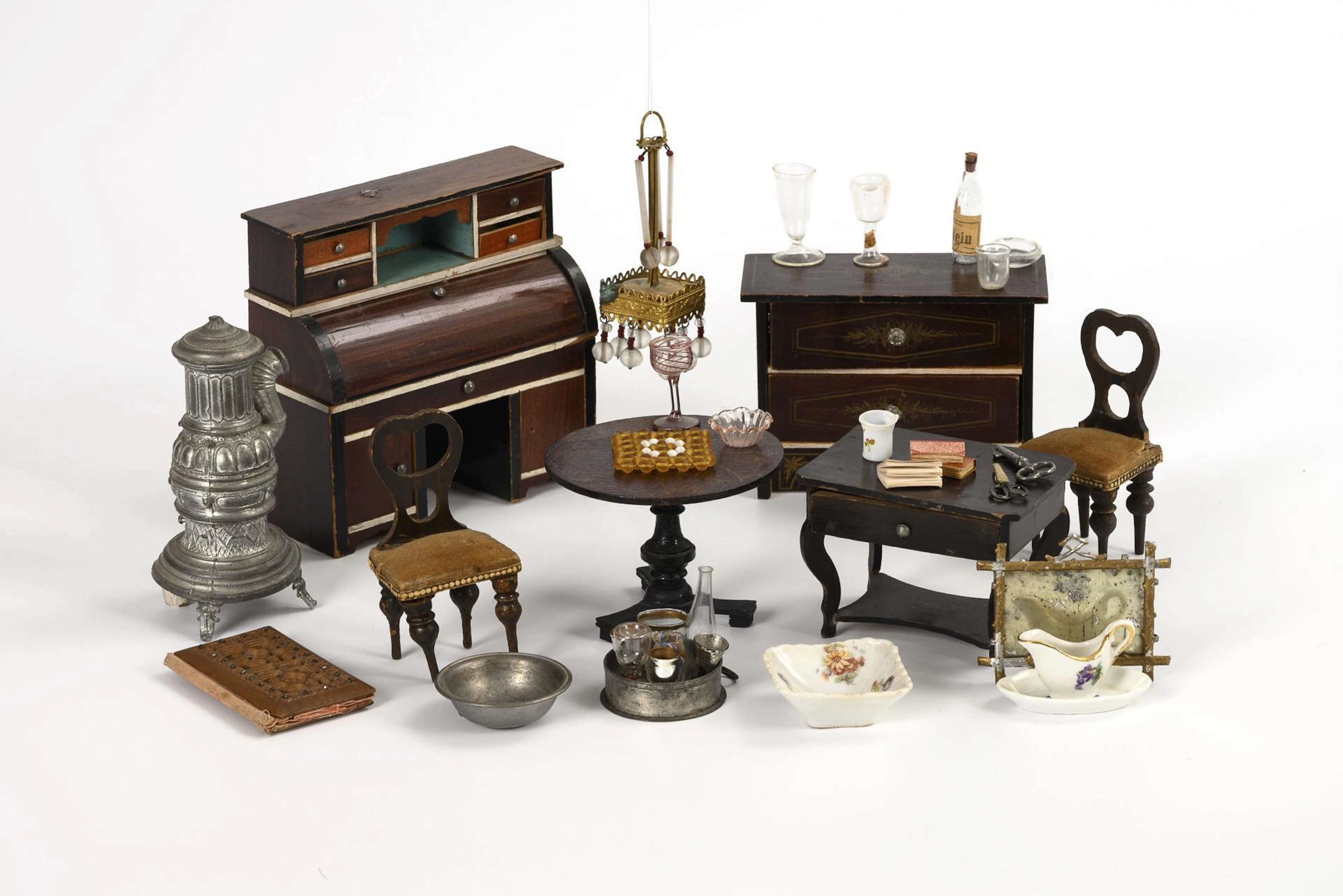 6 Biedermeier-style doll's house furniture, pewter stove and some accessories.