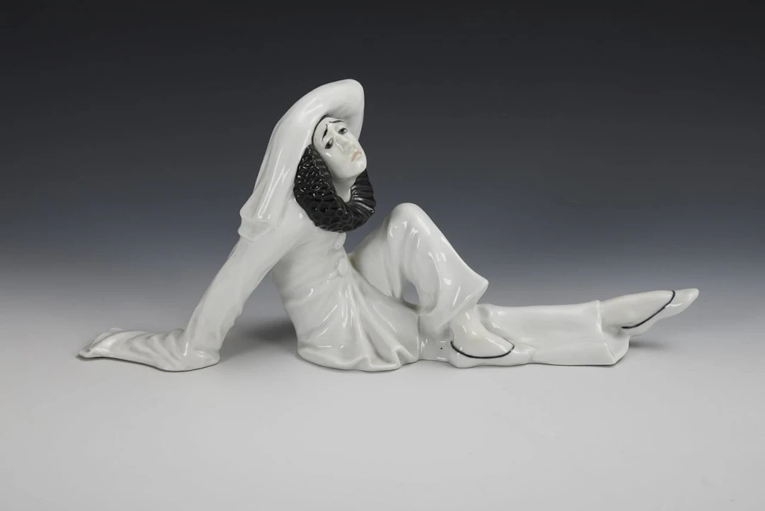 Reclining Pierrot. Heubach.
