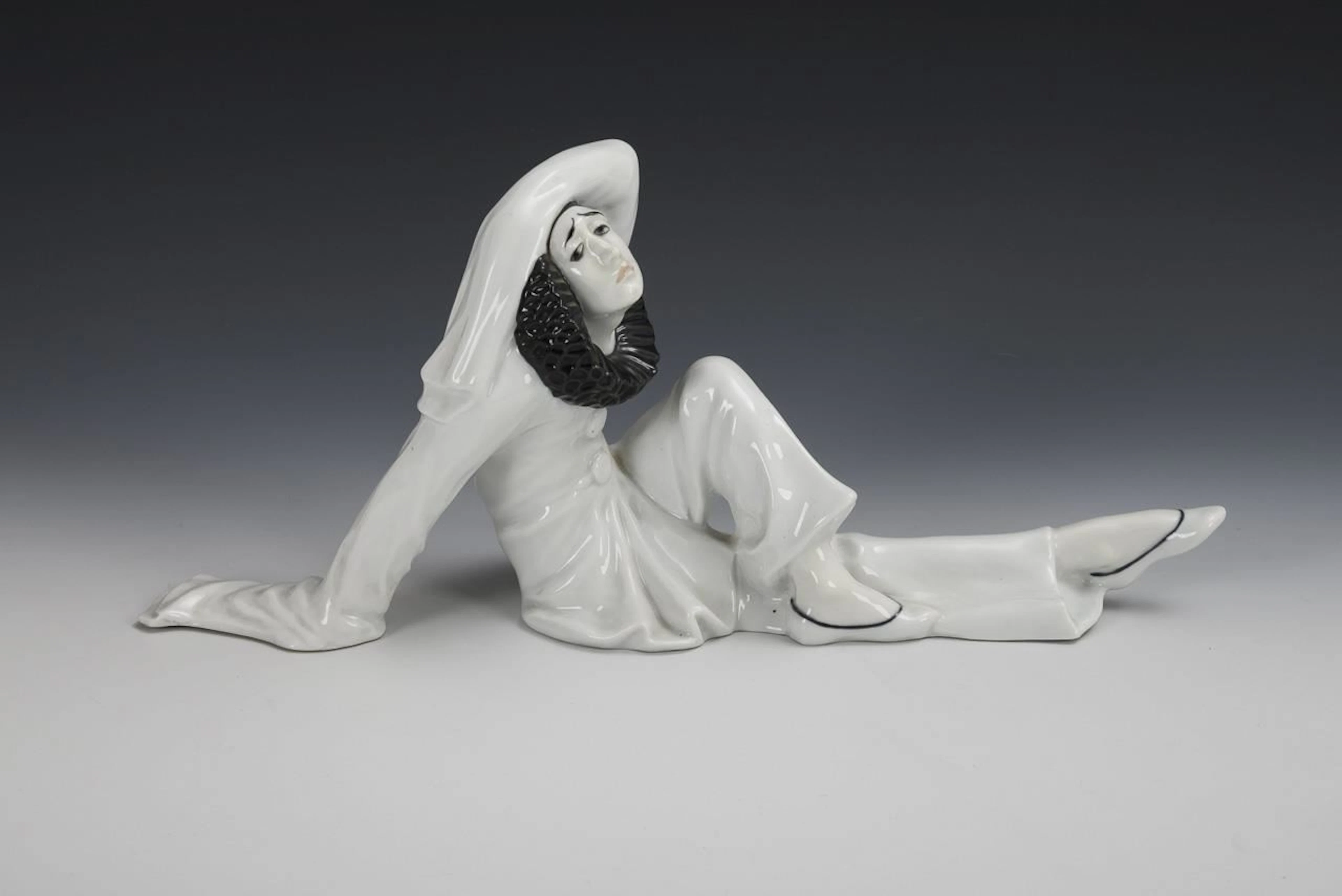 Reclining Pierrot. Heubach.