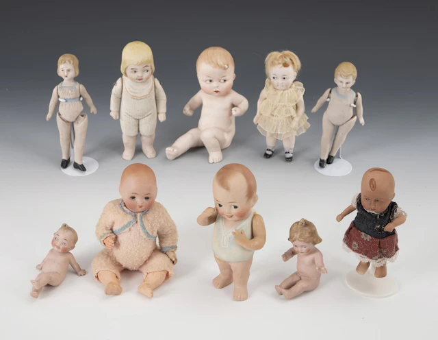 Collection of 10 cookie figures.