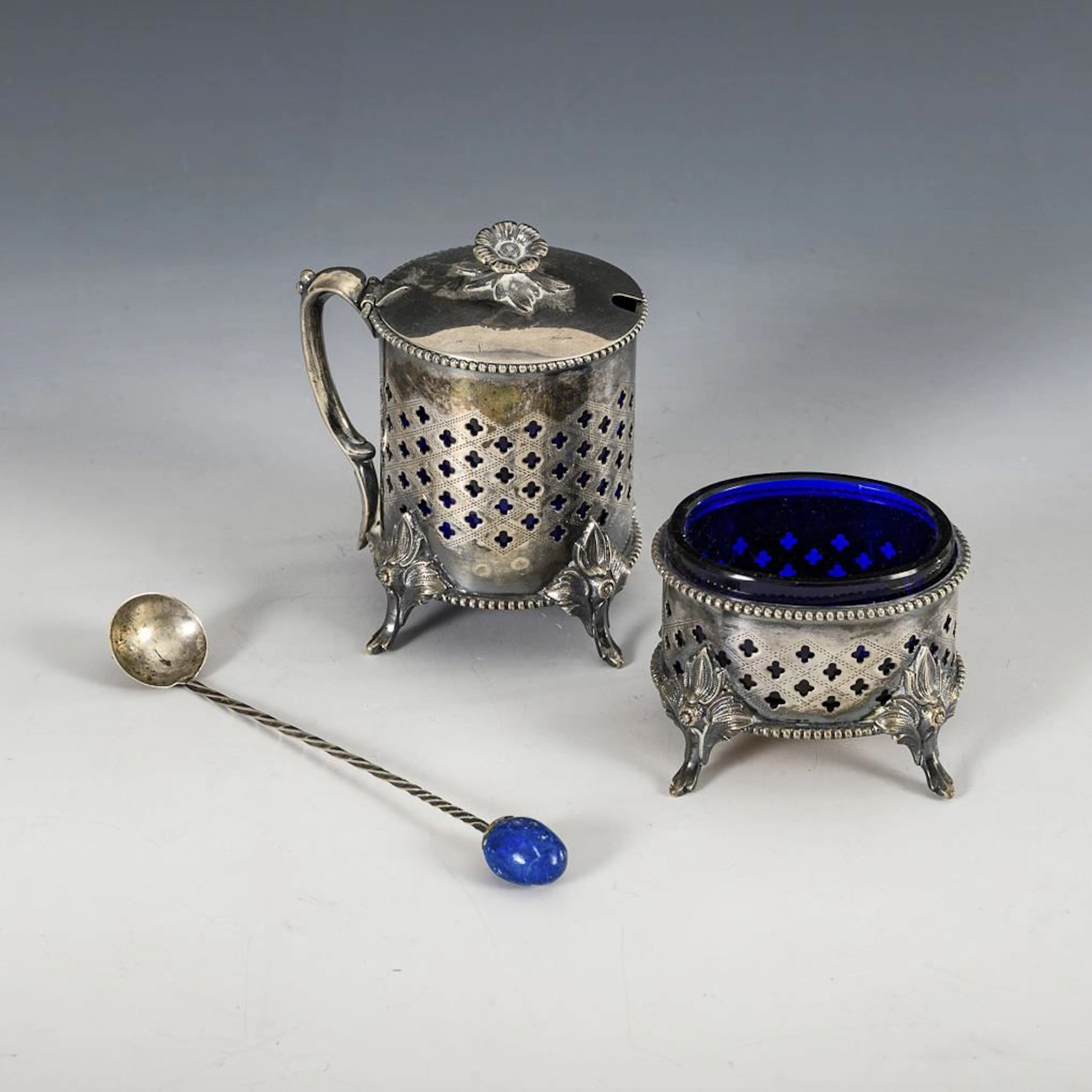 2 spice jars and 1 small spoon. Wilkens & Söhne, Bremen.
