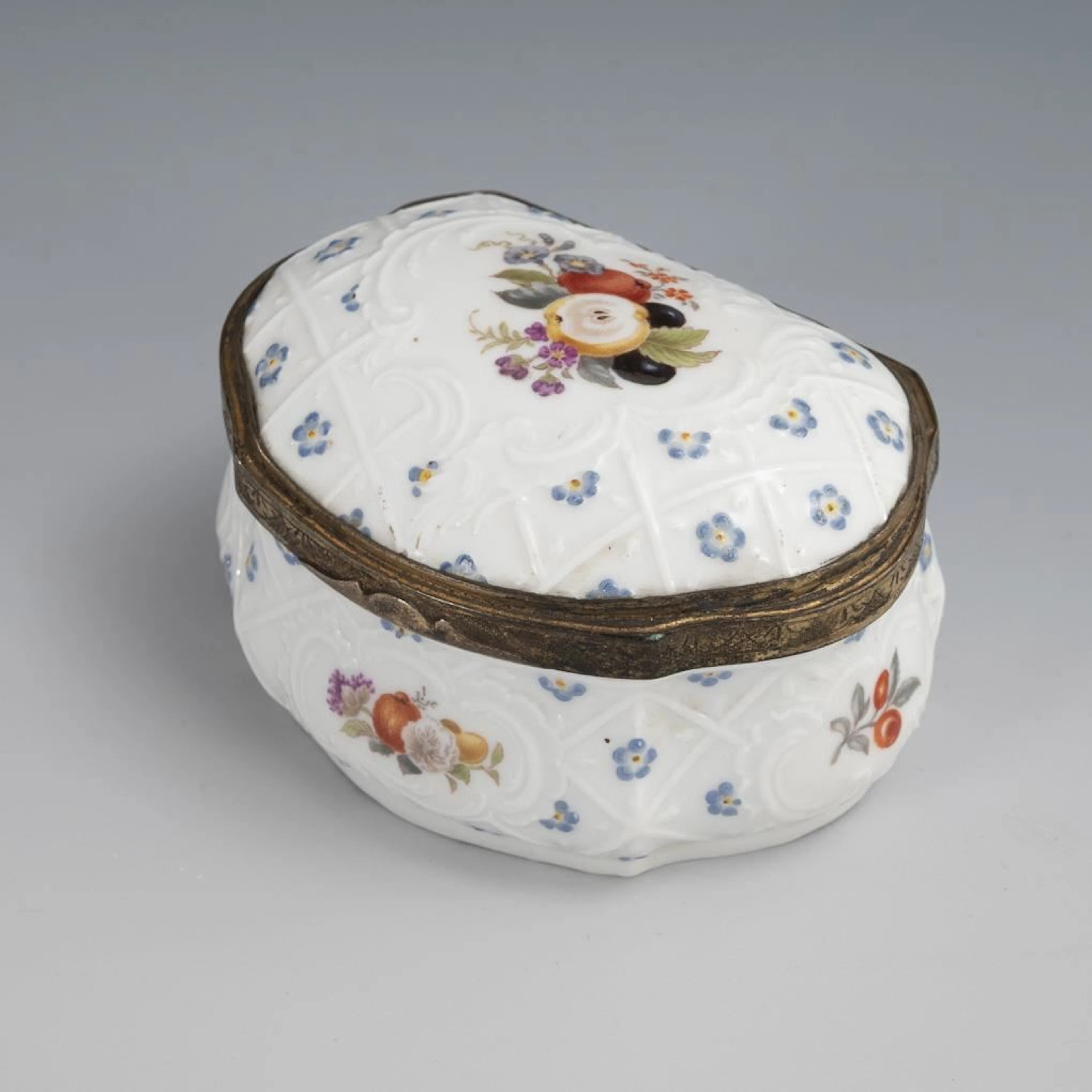Snuff boxes with poultry motifs. KPM Berlin.