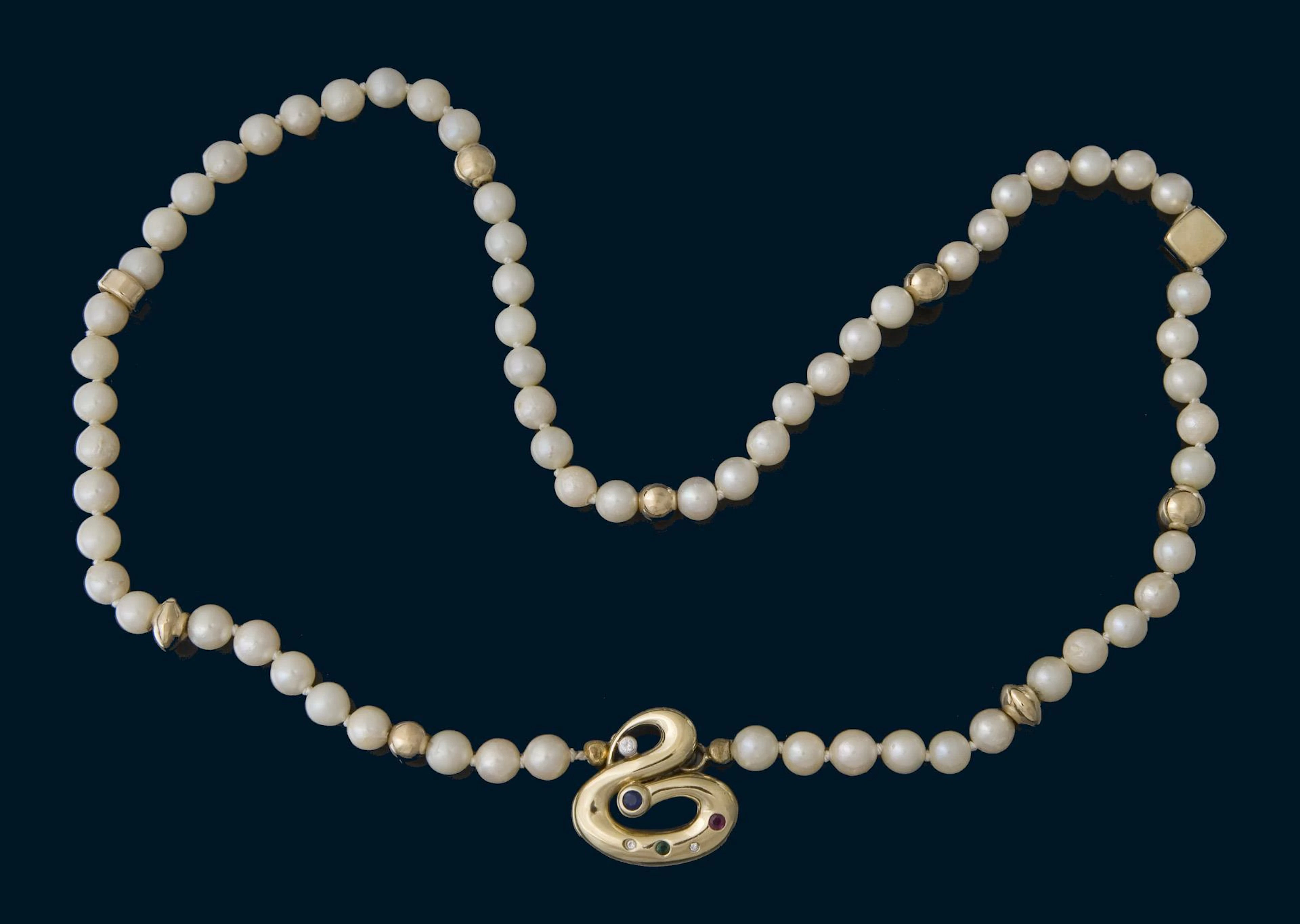Pearl gold necklace.