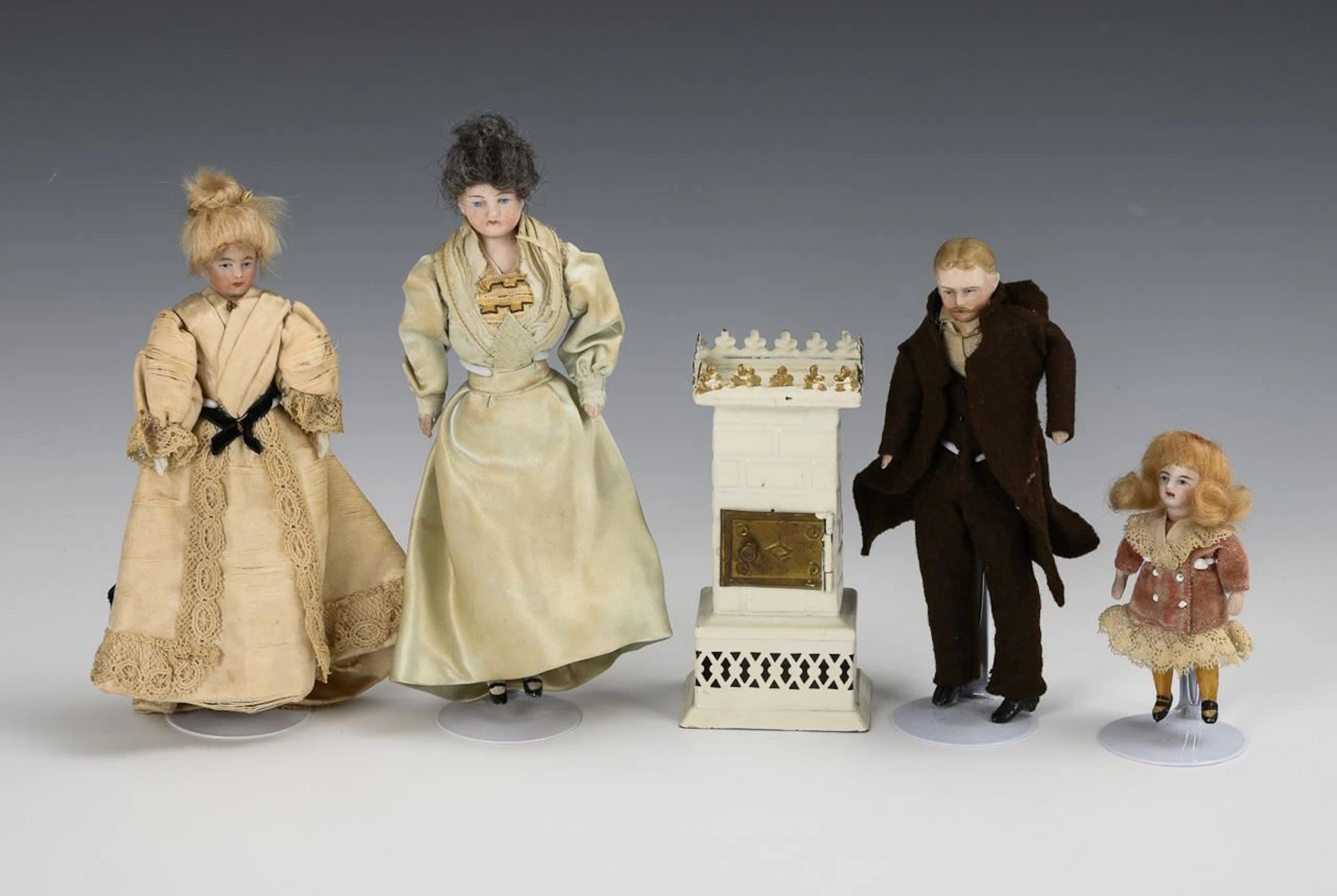 4 little dolls and an oven for the dollhouse.