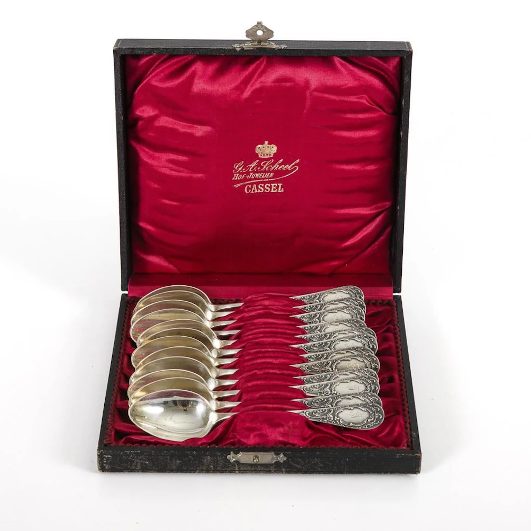 12 silver coffee spoons, in original case. Koch & Bergfeld, Bremen.
