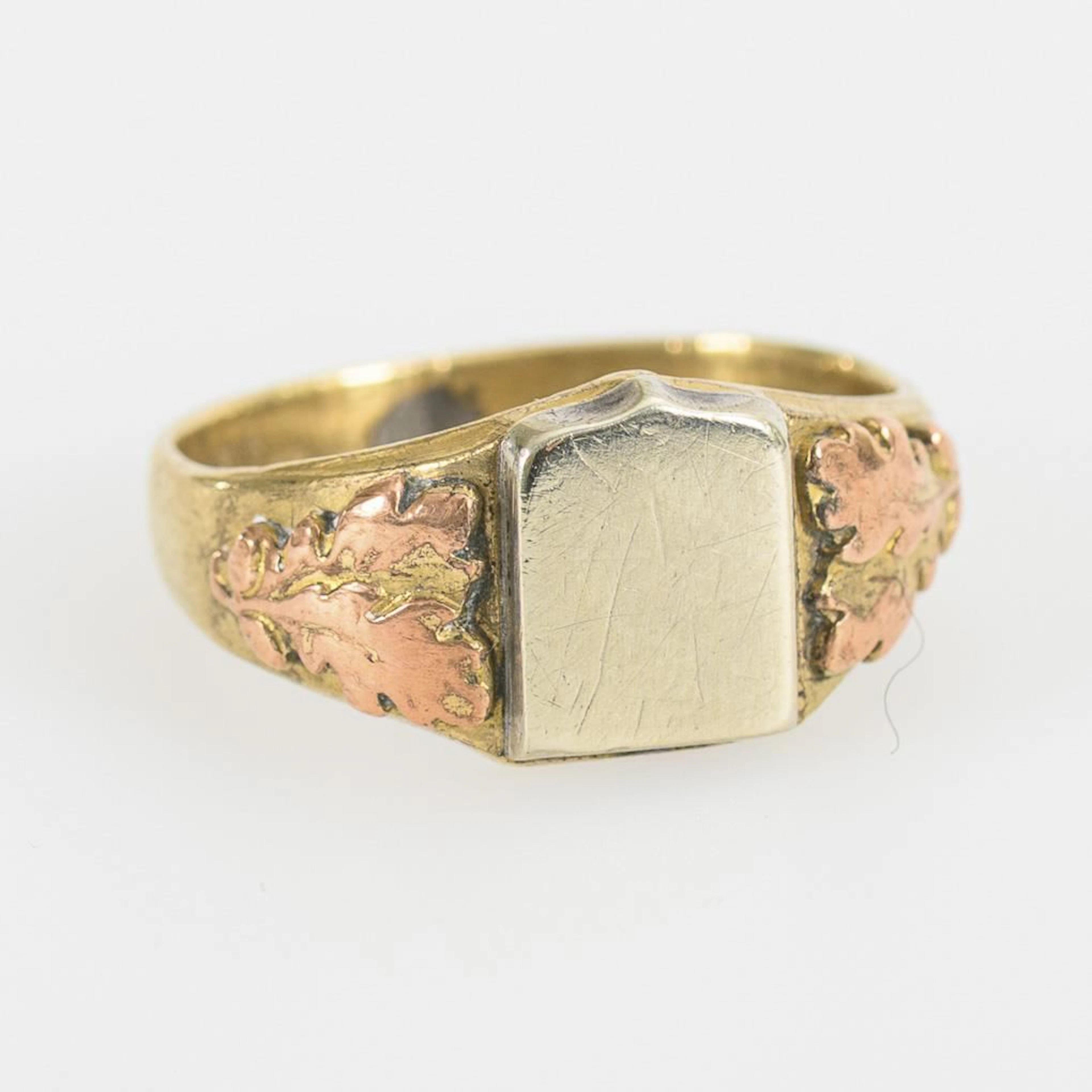 Ring with a coat-of-arms cartouche for engravings and an oak leaf motif.