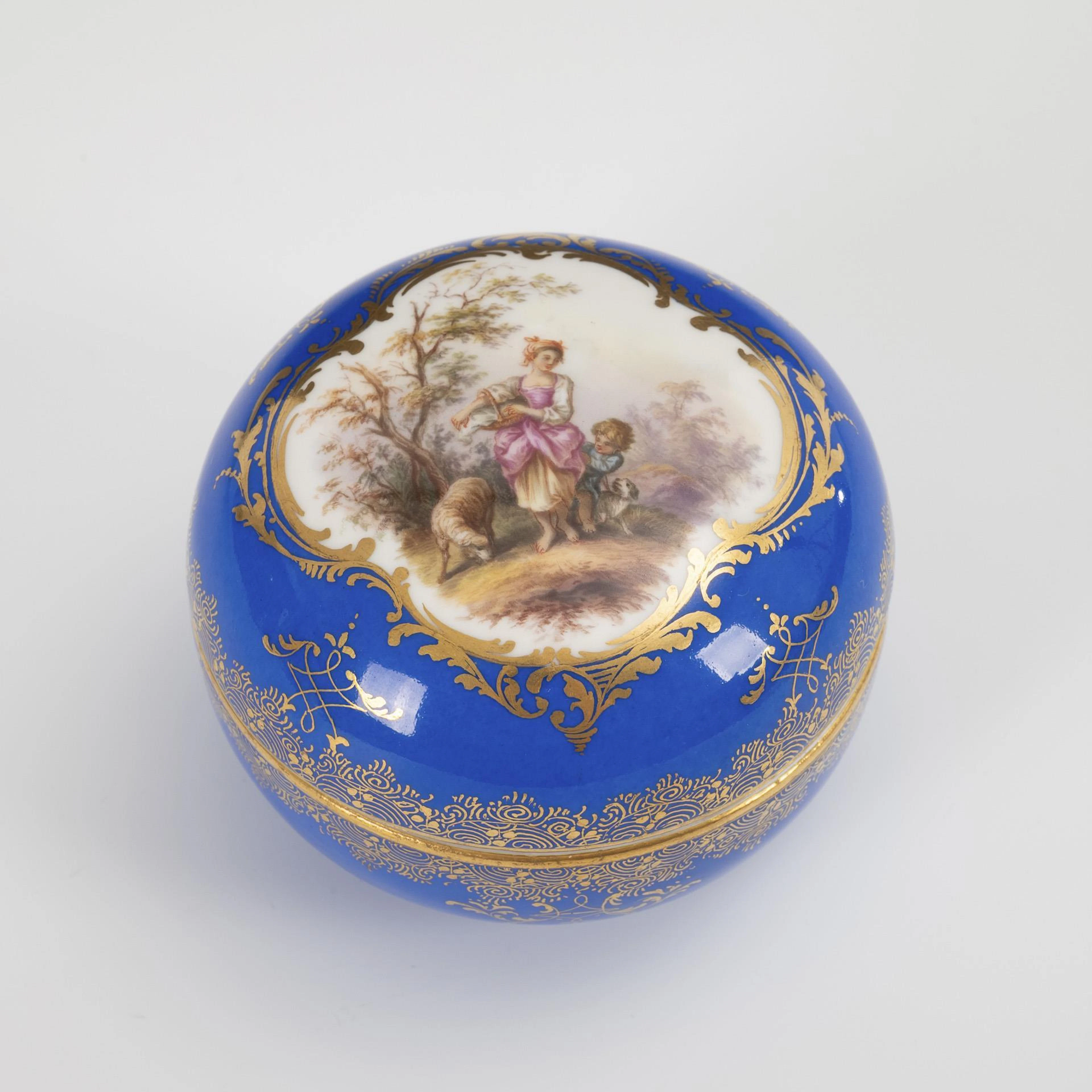 Tin with shepherd motif. Meissen.