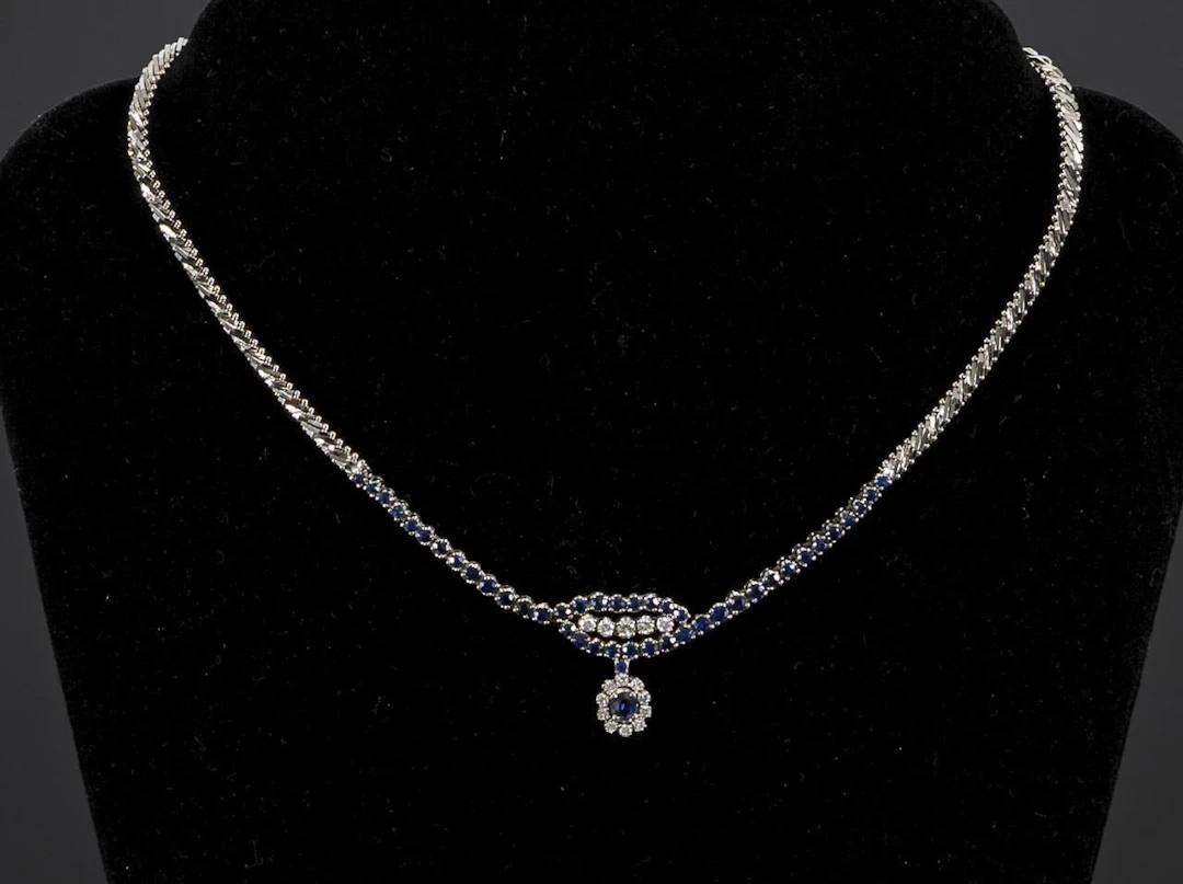Necklace with sapphires and brilliant-cut diamonds.