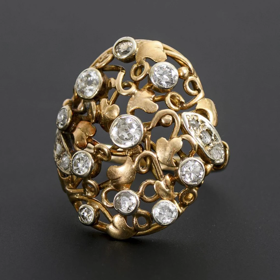 Exquisite Giardinetto ring with old-cut diamonds.