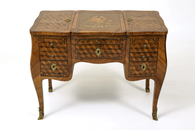 Poudreuse in the Louis XV style. . Walnut and other woods, veneered
