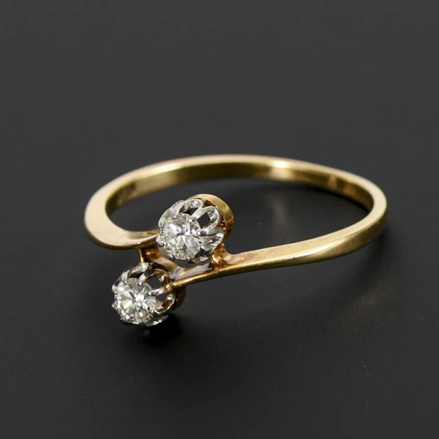 Toi-et-Moi ring from around 1900 with old-cut diamonds.