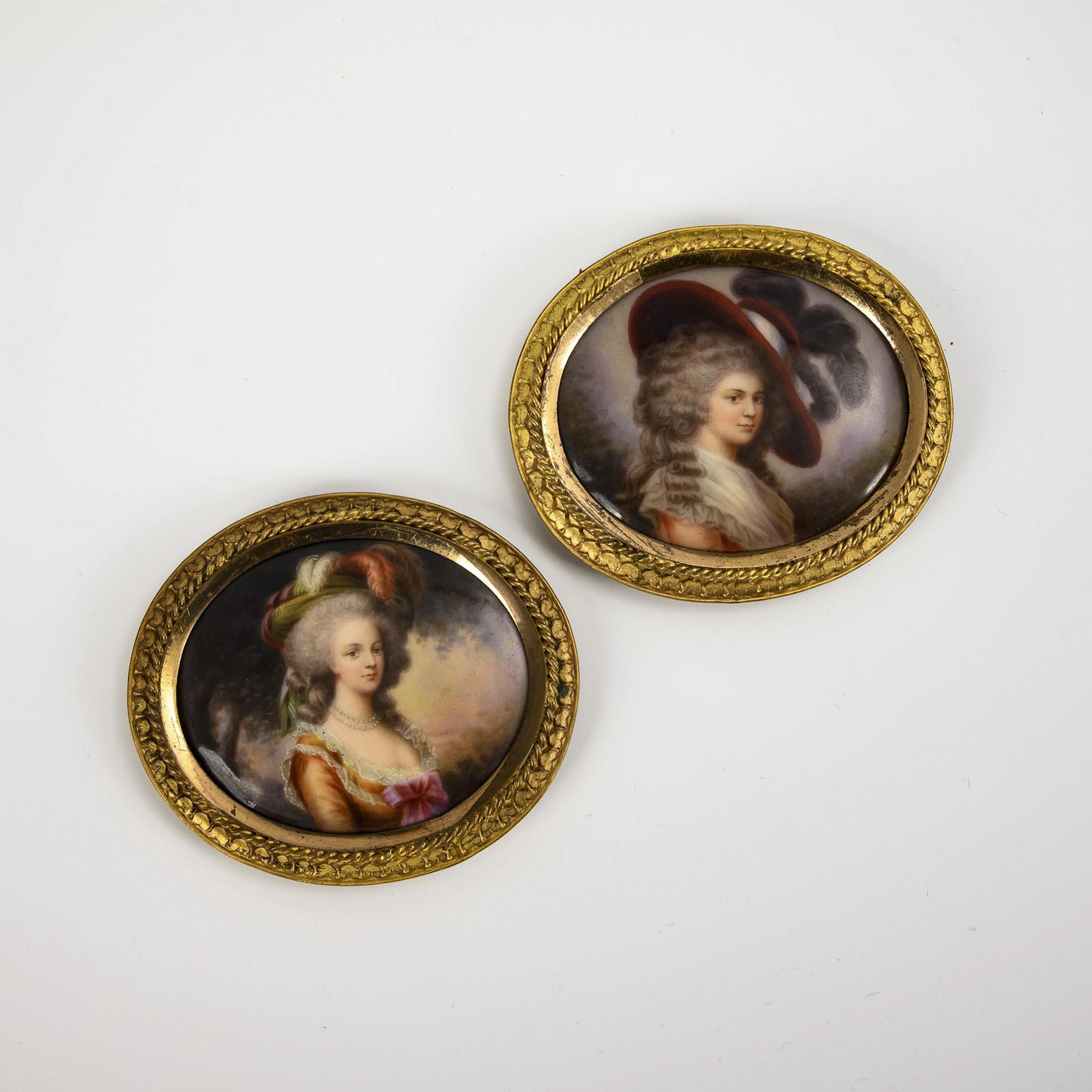2 medallions in gilded frame.