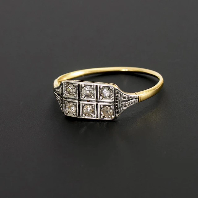 Art Deco ring with diamonds in silver.