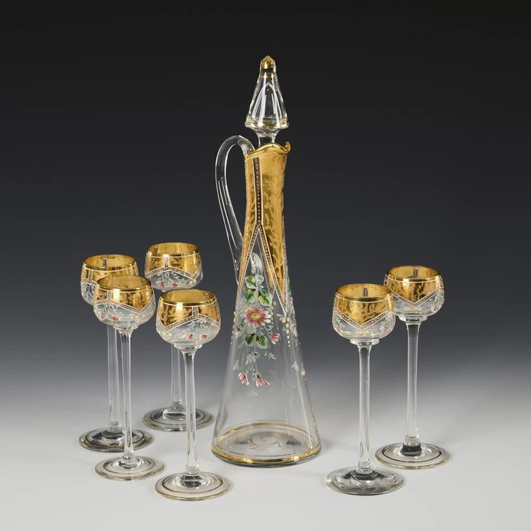Decanter with 6 liqueur glasses.