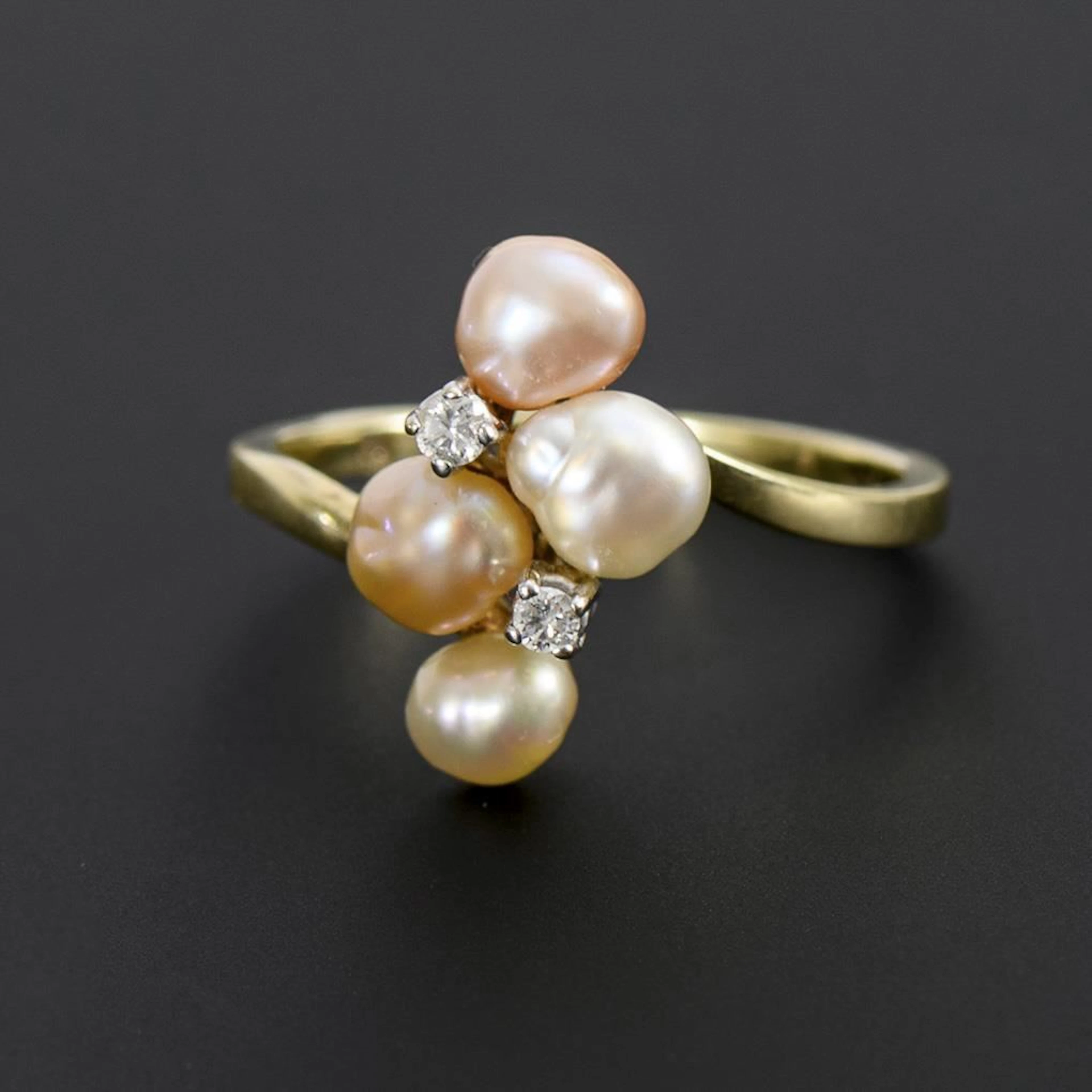 Ring with pearls and small brilliant-cut diamonds.