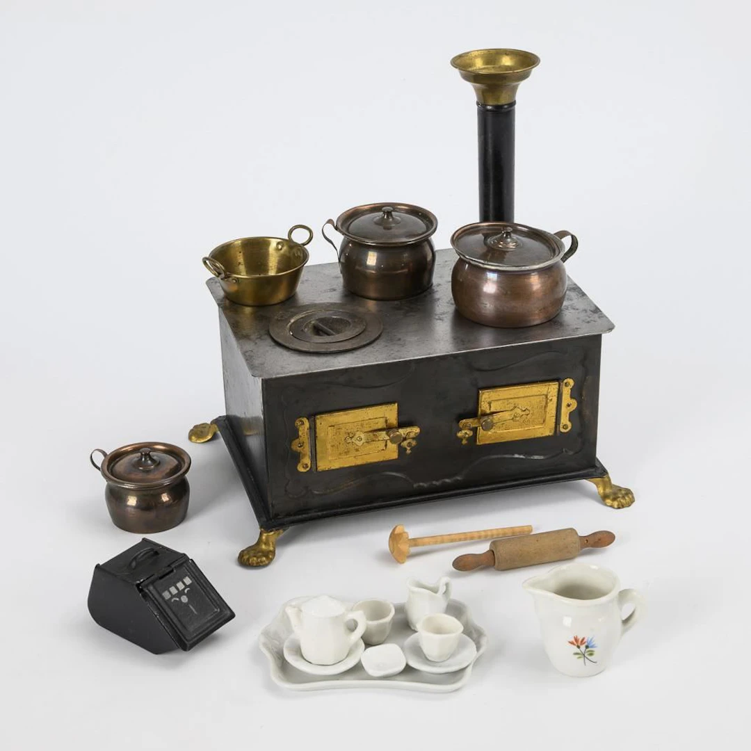 Small tin stove and some accessories for a dollhouse. Bing Brothers, Nuremberg.