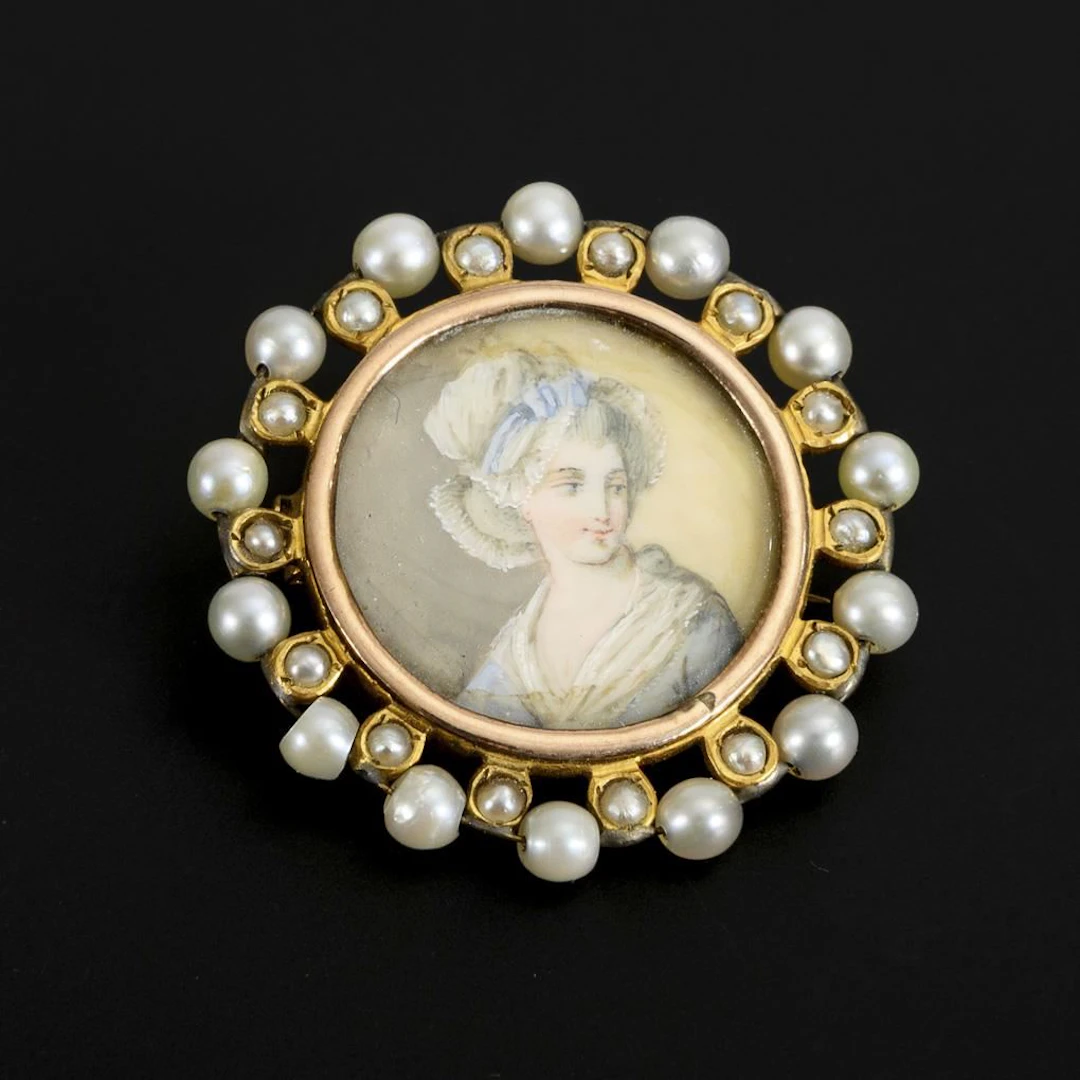 Brooch featuring a portrait of a woman.