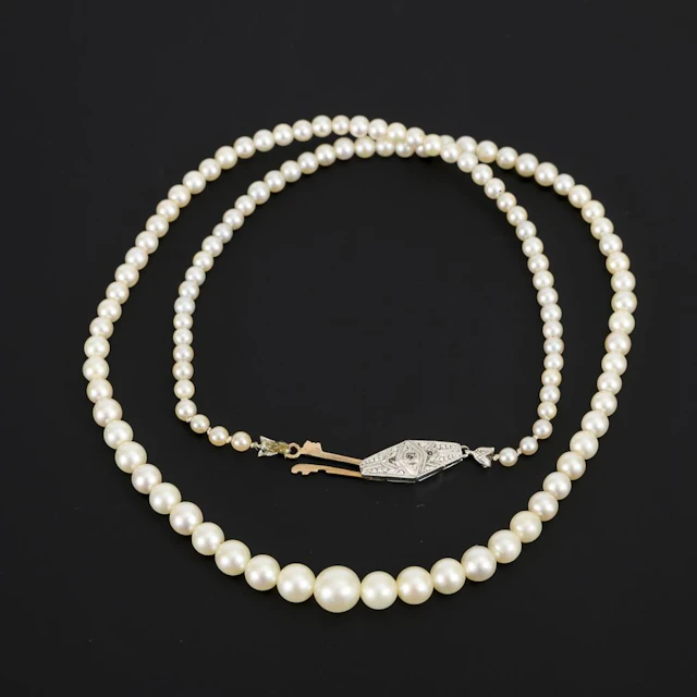 Gradient pearl necklace.