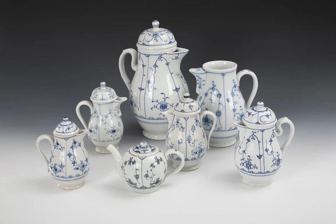 7 jugs with strawflower designs. Thuringian porcelain.