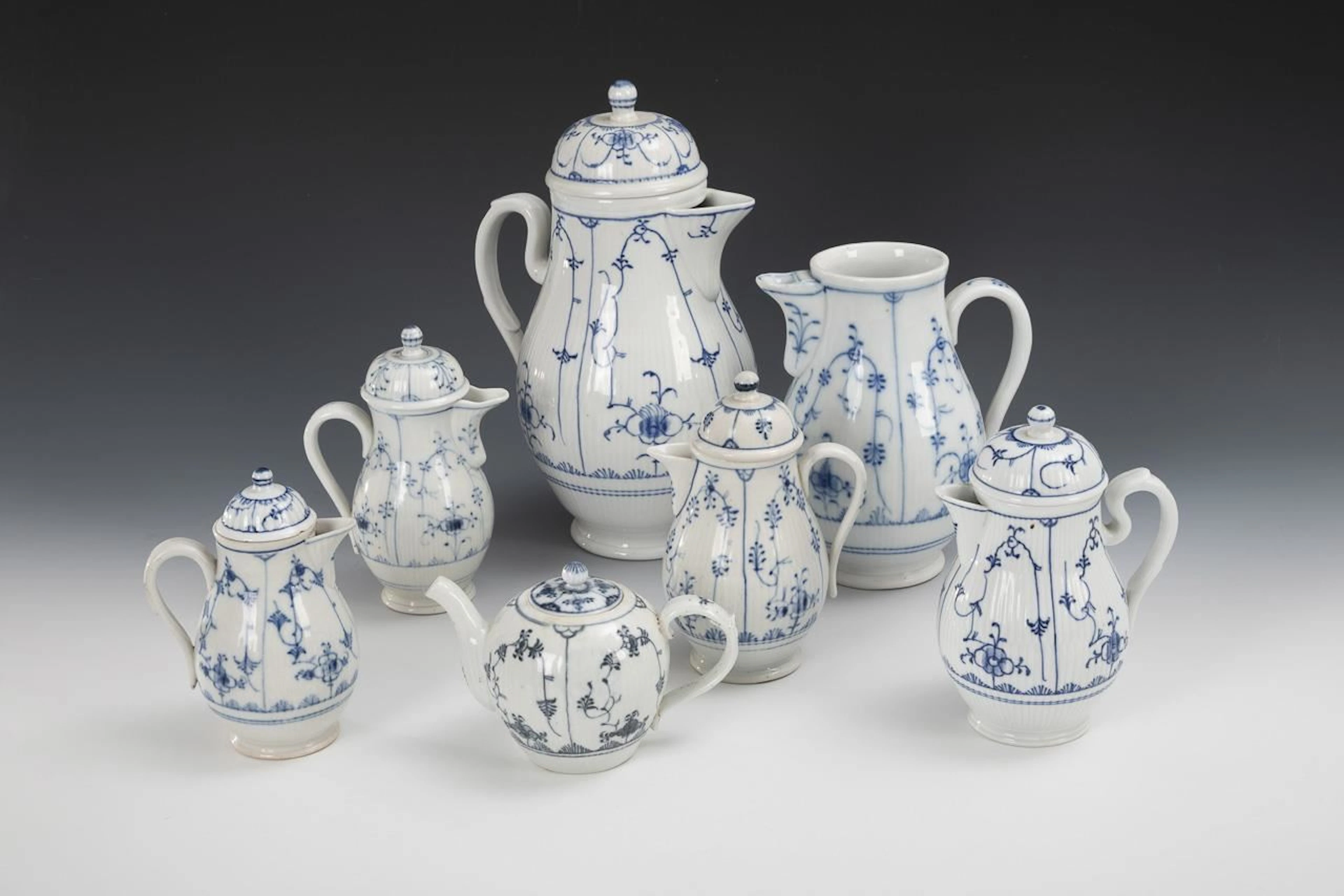 7 jugs with strawflower designs. Thuringian porcelain.
